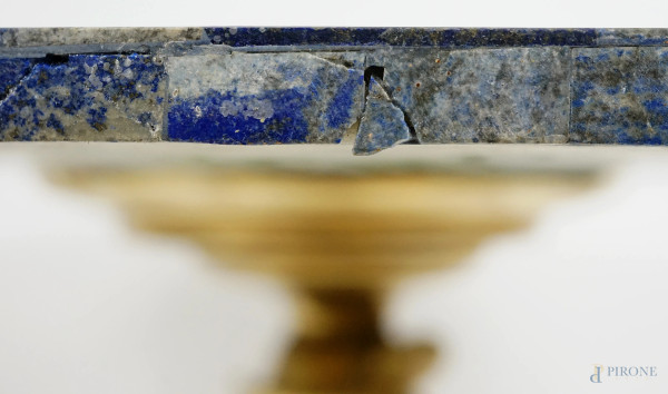 Tavolino da centro, XX secolo, con piano impiallacciato in lapislazzulo, supporto in metallo dora...