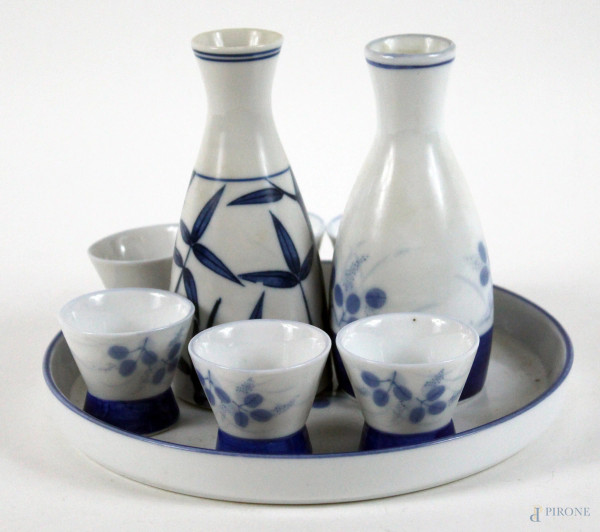Servizio da Sakè in porcellana bianca e blu, composta da un vassoio di linea tonda (diametro cm. 19), sei tazzine (altezza cm.4x4,5), due bottiglie (altezza cm. 13), tot. 9 pz.