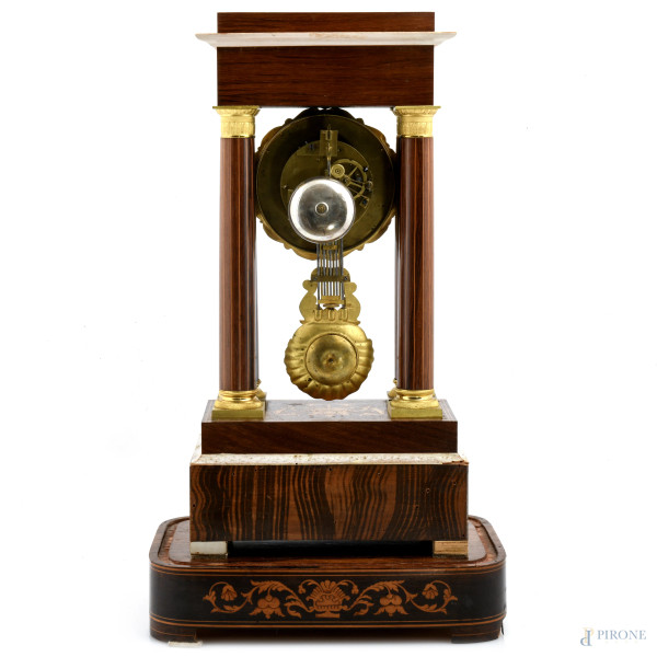 Orologio in stile Carlo X in legno impiallacciato e intarsiato con quadrante in bronzo dorato e s...