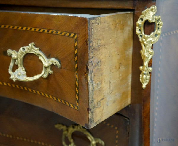 Comò stile Luigi XVI in legno impiallacciato, XIX-XX secolo, con piano in marmo, fronte mosso a t...