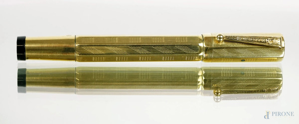 Penna stilografica Waterman placcata in oro 18 kt, cm 12, entro custodia originale, (difetti)