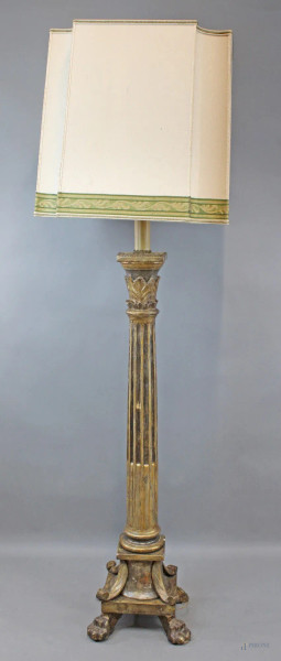 Lampada da terra in legno dorato, fusto a colonna scanalata e base quadrangolare poggiante su quattro piedi a zampa ferina, completa di paralume, altezza cm. 174, XIX secolo.