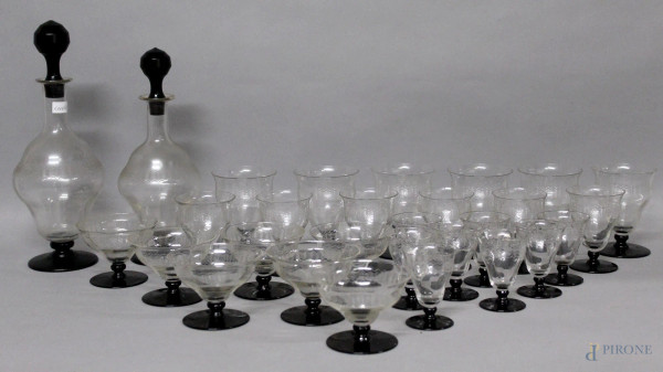 Servizio di bicchieri in vetro inciso con gambo color nero, met&#224; XX sec, composto da ventiquattro bicchieri e due bottiglie.