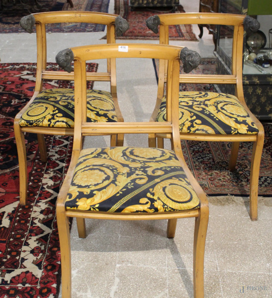 Lotto di sei sedie in legno chiaro con sedile in stoffa, dorsale con teste di Ariete