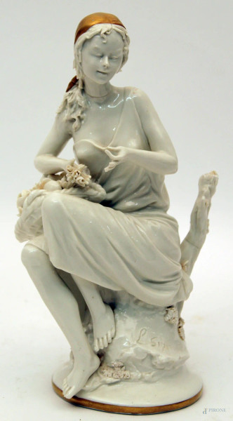 Fanciulla con cesta, scultura in porcellana chiara, H. 26 cm., (difetti).