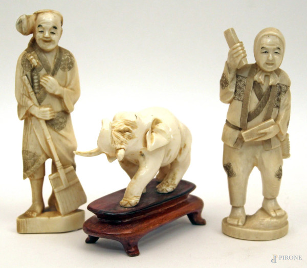 Lotto composto da due figure orientali ed un elefante in avorio, XIX sec, H massima 13,5 cm.