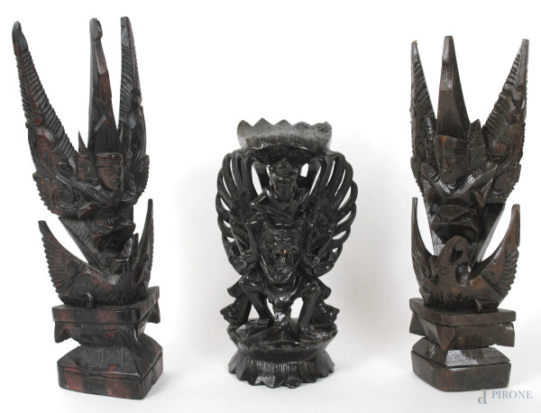 Lotto di tre sculture indonesiane in legno intagliato, altezza max cm.30, XX secolo