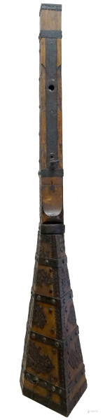 Antico giogo in legno con guarnizioni in ferro battuto, cm h 225, (difetti).