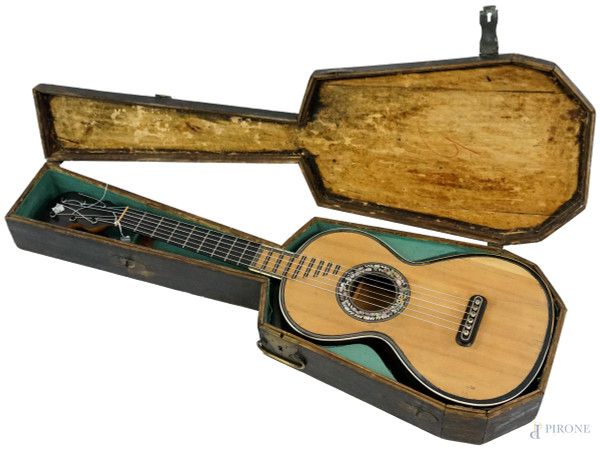 Chitarra Romantica Cabasse-Visnaire, 1825, timbro sul fondo, cm 94x29,5x8, entro custodia originale in legno.