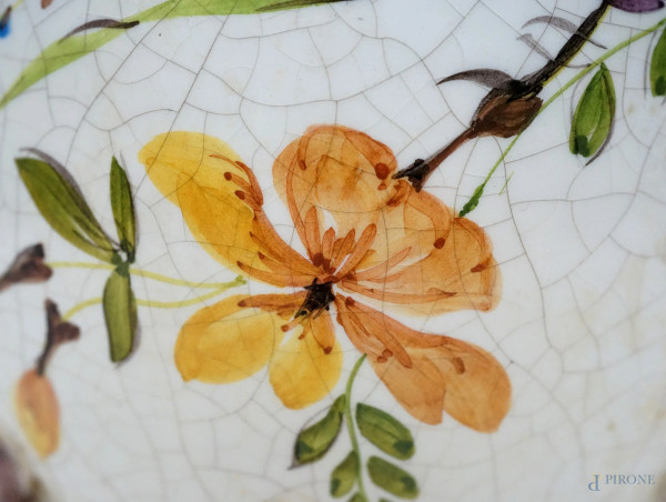 Uovo in maiolica policroma, poggiante su base a foggia di ramo, cm h 22, XX secolo, (difetti)