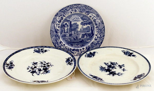 Lotto di tre piattini in maiolica inglese a decoro blu a soggetti di fiori e paesaggio, diam, 24 cm