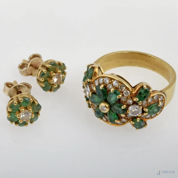 Parure di anello e orecchini in oro 18 kt e smeraldi, misura anello 14, peso totale gr. 8,2