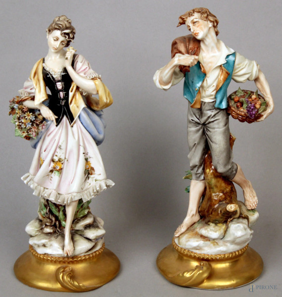 Lui e lei, coppia di sculture in porcellana Capodimonte, H 26 cm.