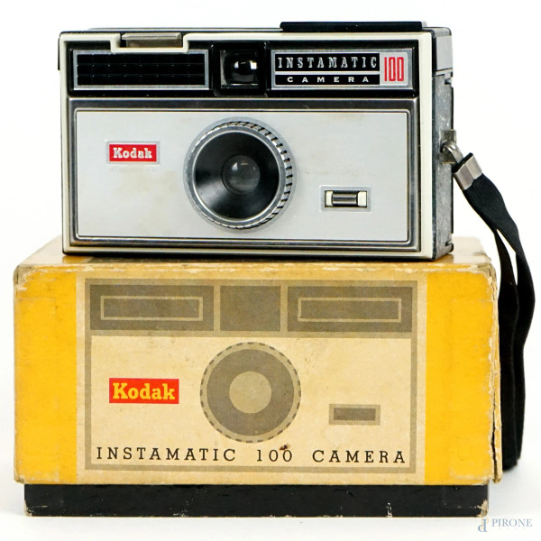Macchina fotografica Kodak Instamatic 100, cm 6x10,5x5,5 circa, entro scatola originale