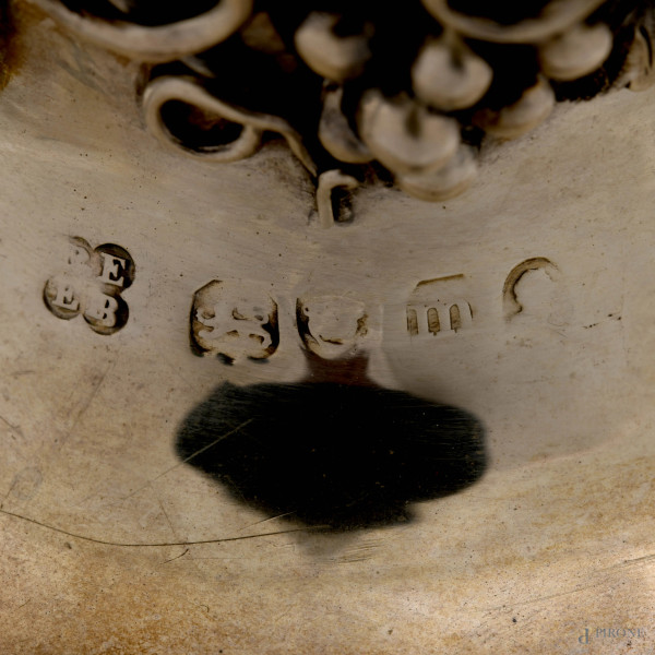 Versatoio in argento con decori cesallati e motivi a tralci di vite, peso gr. 870, altezza cm 30