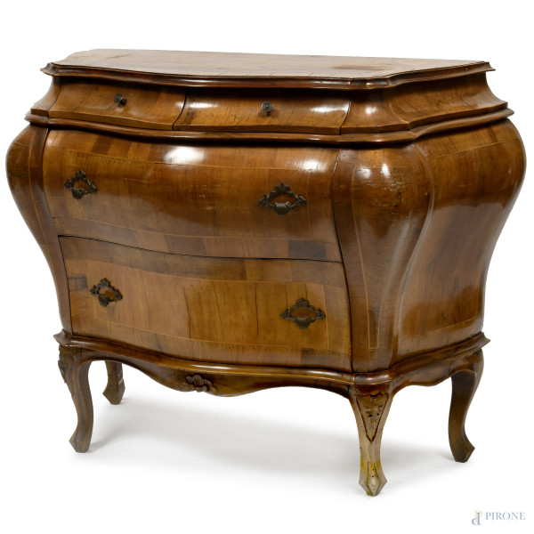 Comò Vecchia Verona a urna, in noce e filetti in bosso, a quattro cassetti con maniglie e pomelli bronzei, XX secolo, cm 75,5x93x43, (difetti)