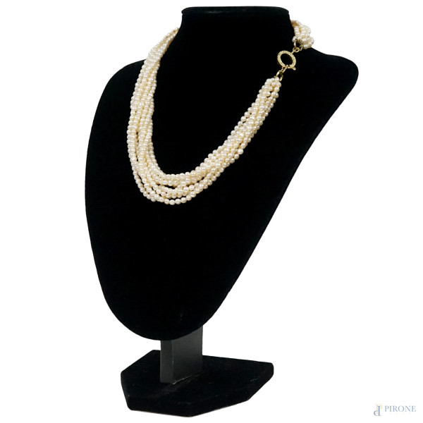 Collana a otto fili di perle, con chiusura in oro giallo 18 kt, lunghezza cm 47