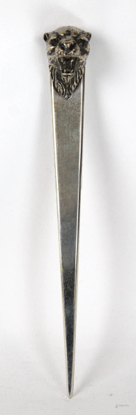 Tagliacarte in argento, presa a forma di testa di puma, lunghezza cm 16,5, gr 35, (piccola ammaccatura)