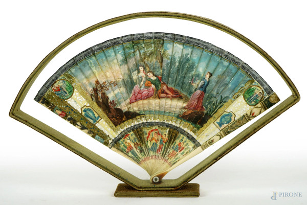 Ventaglio, Francia, XIX secolo, decoro dipinto a tempera raffigurante scena cortigiana, entro teca, misure ingombro cm 22,5x35x3