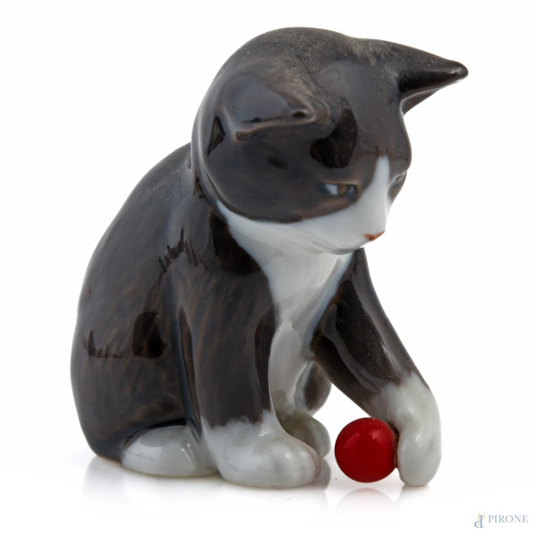 Lotto di nove sculture di animali in porcellana danese e tedesca, XX secolo, altezza massima cm 1...