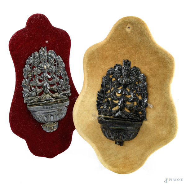 Coppia di acquasantiere in argento montate su supporto rivestito in velluto, XX secolo, misure massime complessive di supporto cm 27,5x19,5, (segni di usura, difetti)
