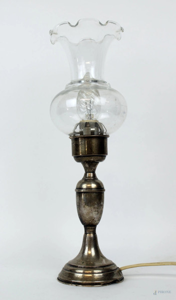 Lampada da tavolo rivestita in argento, cm h 35, (meccanismo da revisionare).