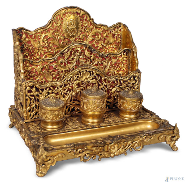 Servizio da scrivania in bronzo dorato, finemente cesellato e traforato a motivi di foglie, con stemma araldico frontale e sul retro, XIX sec., cm 26x26x22.