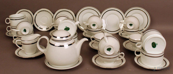 Servizio da the in porcellana bianca composto da dodici tazze da the, sei tazze da cioccolata, una lattiera ed una teiera.
