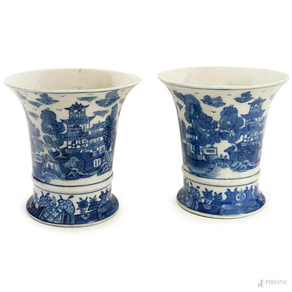 Coppia di vasi a tromba in porcellana bianca e blu decorati a paesaggi fluviali con pagoda e figure, Cina, XX secolo, altezza cm 26