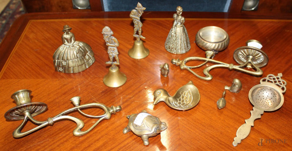 Lotto composto da dodici oggetti diversi in ottone e bronzo.