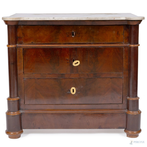 Cassettiera impiallacciata in piuma di mogano a tre cassetti con piano in marmo, XIX secolo, altezza cm 82x95x51, (segni di usura, difetti, scalfiture, rotture)