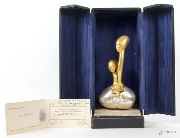 Enzo Carnebianca - Nascita, scultura bagnata in oro e argento/1000, esemplare 75/100, alt. cm 17, base in travertino, entro custodia originale