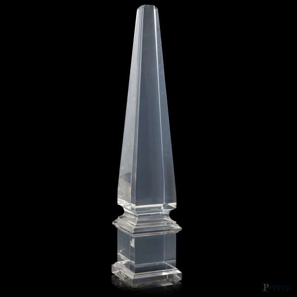Obelisco in plexiglass, XX secolo, altezza cm 61,5, (segni di usura, graffi)