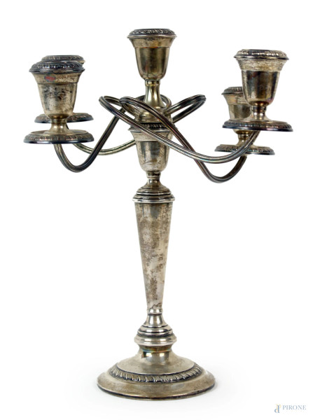Candelabro in argento, a cinque fiamme con braccia sinuose, particolari cesellati, cm h  32,5, XX secolo.