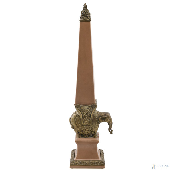 Obelisco crisoelefantino in ceramica Jordan  dipinta e dorata a finto bronzo, XX secolo, altezza cm 62,5, (segni di usura, sbeccature, rotture, restauri, difetti)