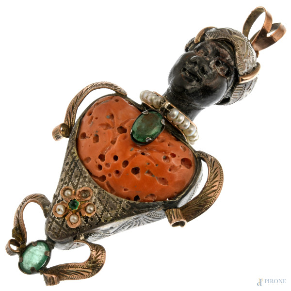 Pendente a guisa di moretto in oro 9 kt, argento, corallo, perle e smeraldi, cm 8, peso lordo 26