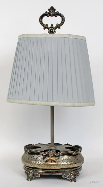 Lampada da tavolo su base in Sheffield a decori incisi, cm h 45, metà XX secolo, (segni del tempo, meccanismo da revisionare).