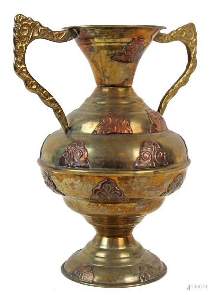 Vaso arabo in metallo dorato e rame, a due manici, cm h 30