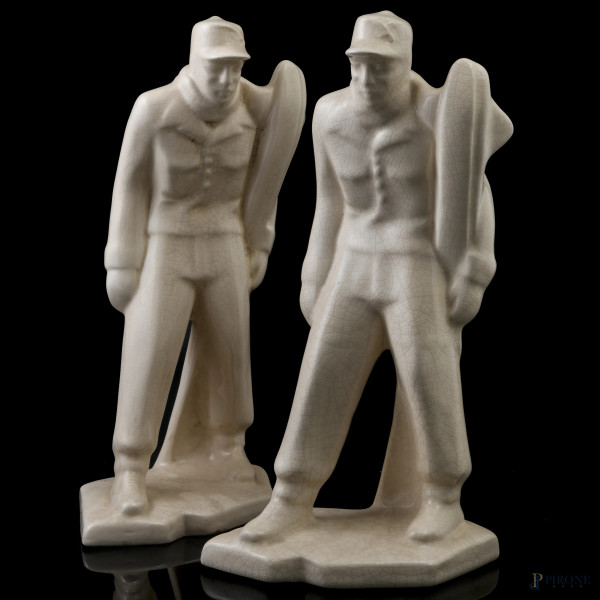 Emaux de Louviere, Coppia di sculture in ceramica smaltata raffigurante sciatori, XX secolo, altezza  cm 31,5, (lievi segni di usura)