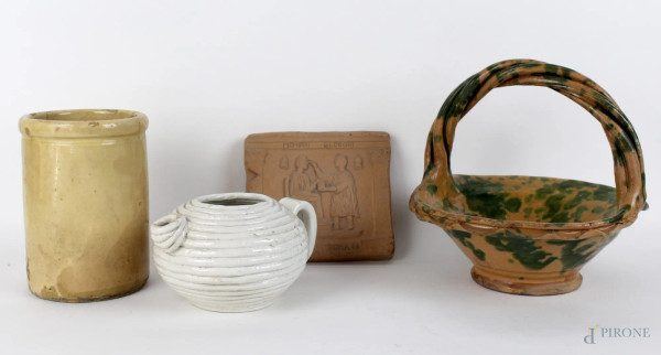 Lotto composto da un cestino centrotavola, un vaso, una teira ed una placca in porcella, altezza max cm.27, XX secolo.