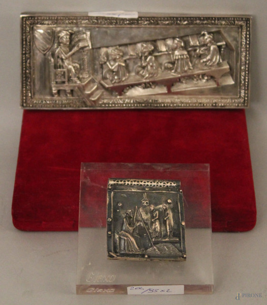 Lotto di due placche in argento sbalzato a soggetti diversi, 18x8 cm / 6x6 cm