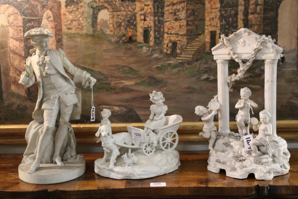 Lotto di tre sculture in maiolica chiara a soggetti ed epoche diverse,h 38cm,h 22 cm,h 37 cm,(difetti e mancanze).