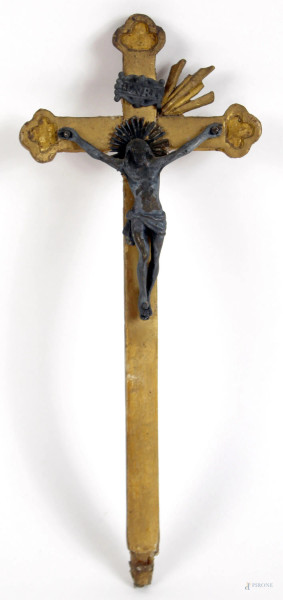 Crocifisso in metallo brunito, XX secolo, cm 18x8