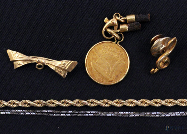 Lotto composto da oggetti in oro e metallo, gr. 19.