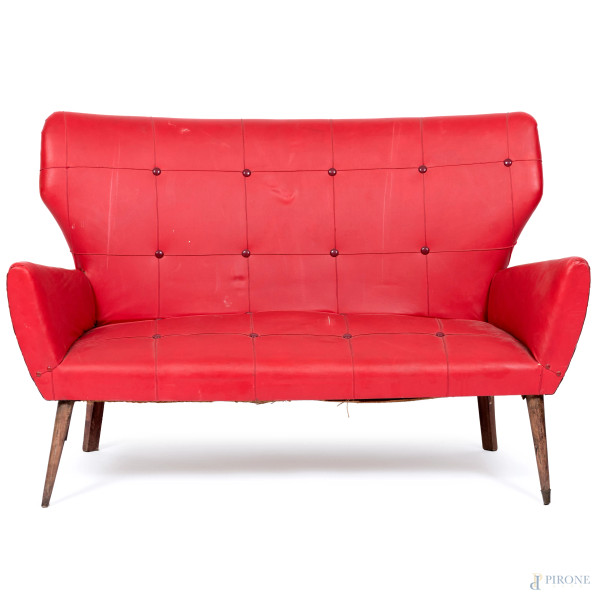 Salotto composto da divano e coppia di poltrone con struttura in legno e rivestimento in similpel...