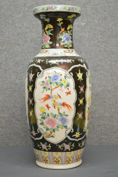 Vaso in porcellana orientale a decoro policromo di fiori e uccelli, primi&#39;900, h.61 cm.