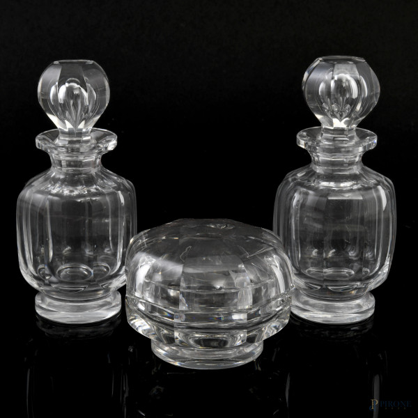 Set da toeletta in cristallo Baccarat composto da un portacipria e due portaprofumo, altezza massima cm 14 (lievi segni di usura)