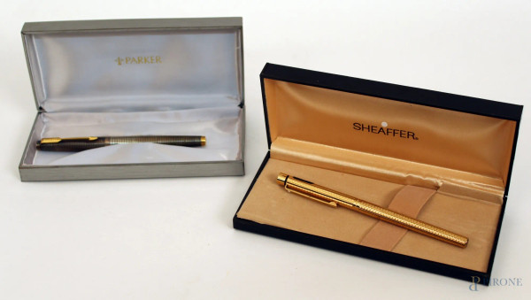 Lotto composto da due penne stilografiche Parker e Sheaffer, con pennino in oro.