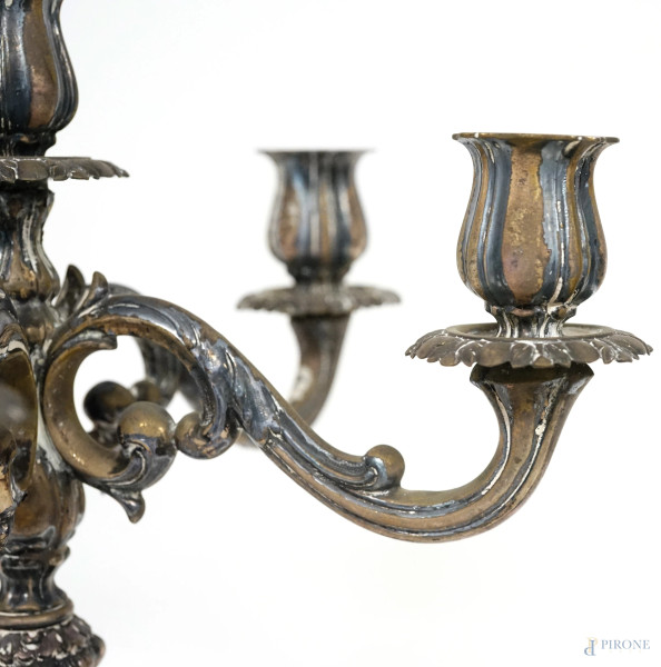 Coppia di candelieri in argento a sei fuochi, con decori cesellati, Milano, XX secolo, peso lordo...