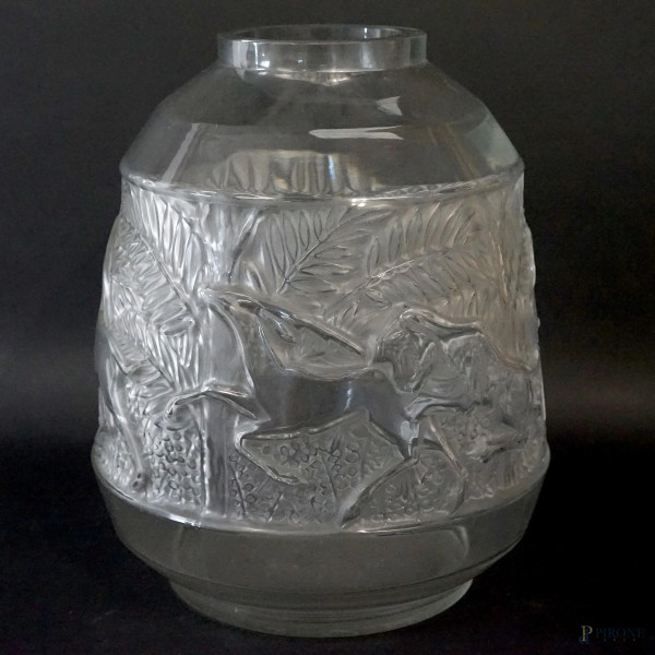 Grande vaso déco in vetro trasparente, corpo con decoro di scena di caccia, cm h 32,5, XX secolo, (piccola sbeccatura).